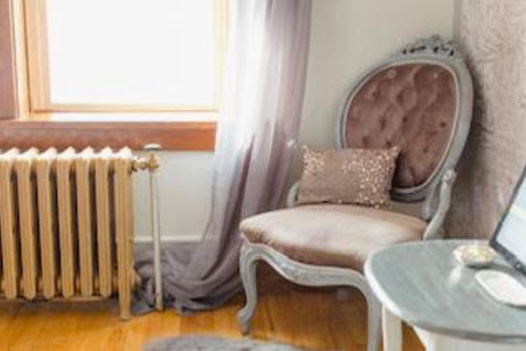 Cozy waiting room at RonnaSkin.